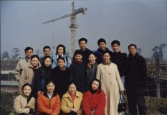 成都美視公司員工與公司董事總經(jīng)理楊德明先生在工地留影