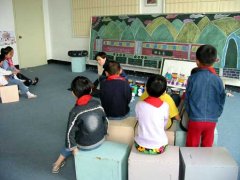《快樂的火車》——小學(xué)音樂、美術(shù)整合藝術(shù)公開課（16/05/03）