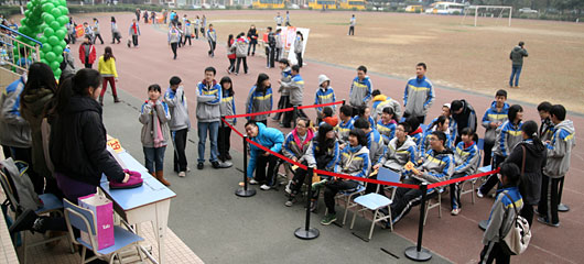  中學(xué)部舉行大型手工藝品愛心義賣活動(dòng) 