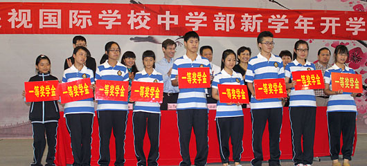  今年的開學典禮喜色多 