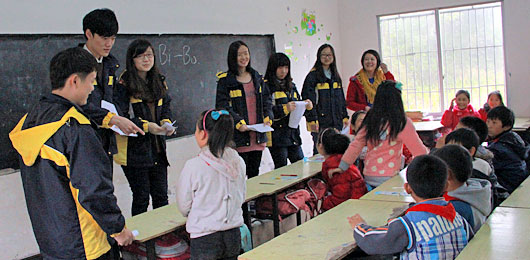  國際項目部學(xué)子到仁壽縣鳳梧小學(xué)做義工 