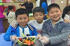  【家長課堂】水果總動員，創(chuàng)意歡樂多--二?四班水果拼盤課 