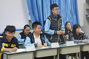  我的戀愛(ài)我來(lái)“談”——高二四班“群英杯”辯論活動(dòng) 