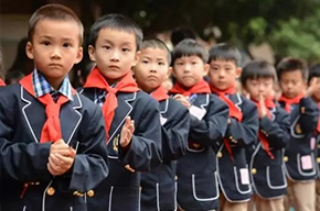  光榮與傳承——中國部?小學(xué)“建隊日”活動 