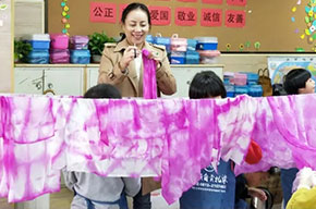  靈動扎染多彩校園 自貢扎染美視師一學(xué)校DIY活動歡樂舉辦 