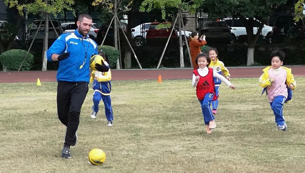 中國部·小學實踐課程:西班牙教練來啦！足球課，更快樂！