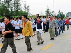 銀都小學(xué)、石筍街小學(xué)、高新三小的同學(xué)到我校