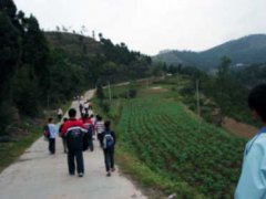 我校師生到金堂鹽井學(xué)校開展“手拉手”活動(dòng)