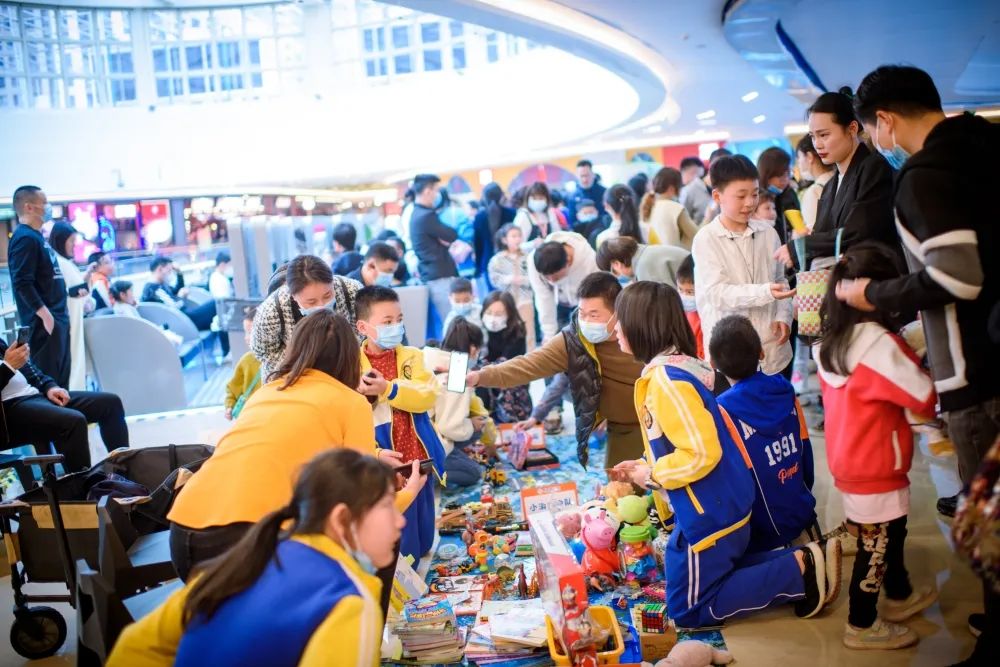 愛，春的贊歌——記“愛成都，迎大運(yùn)”美視中國(guó)部·小學(xué)助學(xué)義賣活動(dòng)